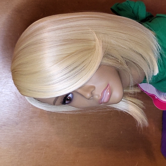 Blonde Side-Part Bob Wig - Picture 4 of 5